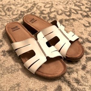 Earth Origins White Leather Sandals - Size 9!
